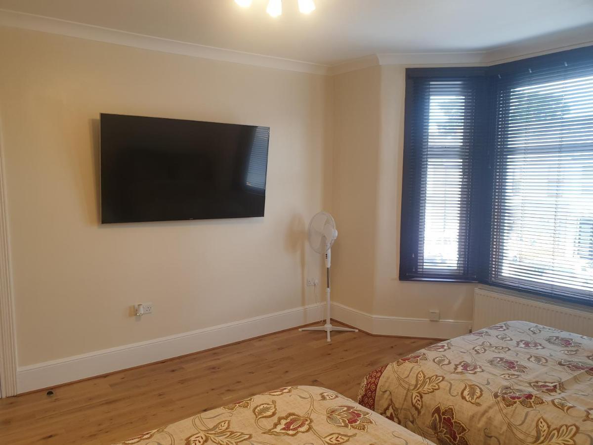 London Luxury Apartments 5 Min Walk From Ilford Station, With Free Parking Free Wifi Exteriör bild