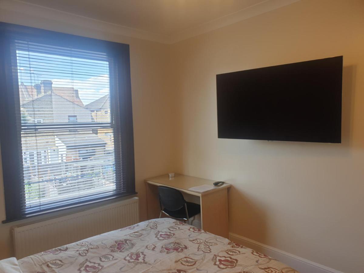 London Luxury Apartments 5 Min Walk From Ilford Station, With Free Parking Free Wifi Exteriör bild